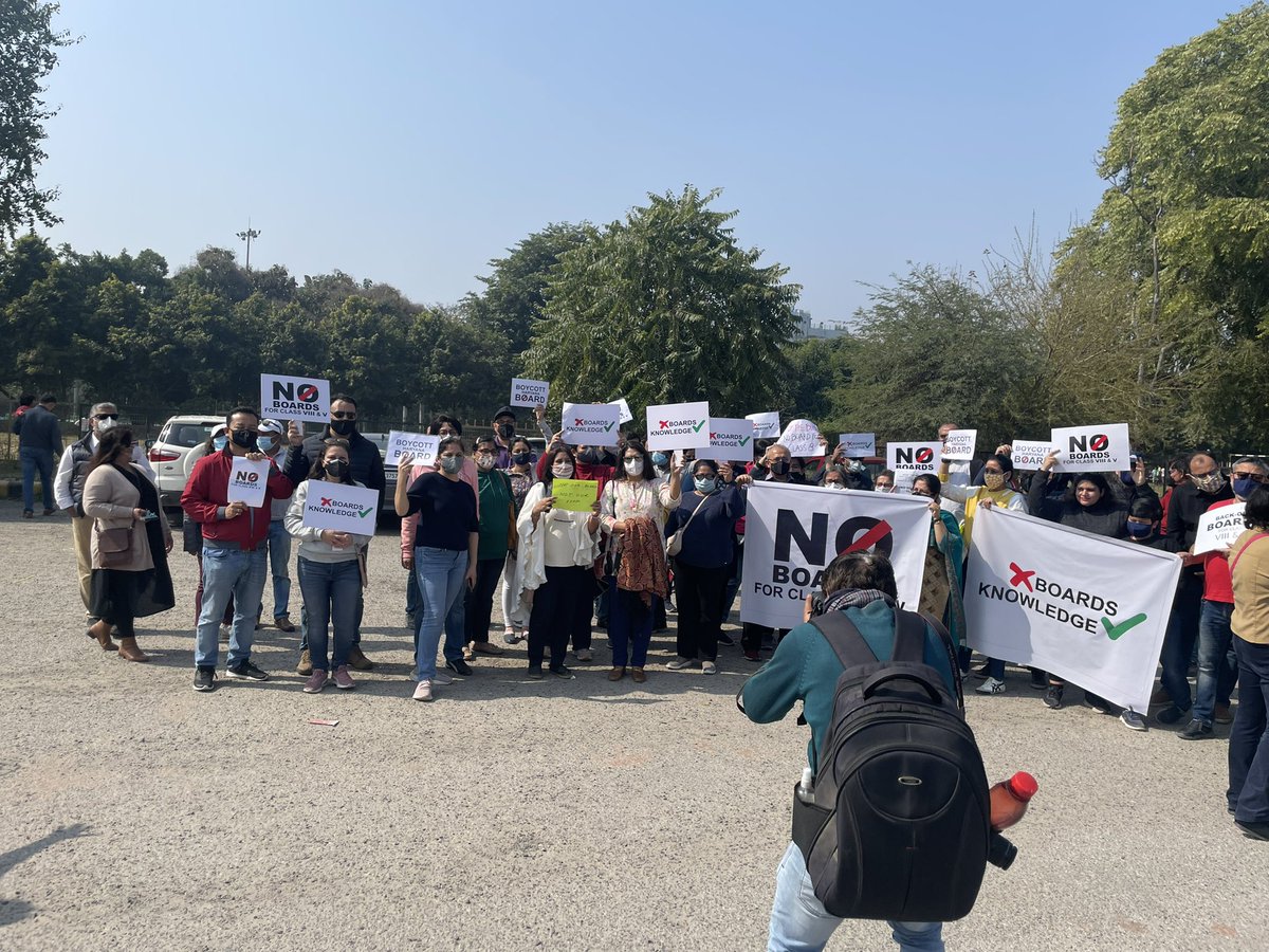 DeepaTIku's tweet image. Peaceful protest by parents of Class 5 and Class 8 students studying in 12 schools across Gurugram governed by CBSE, CISCE and IB Boards against the proposal of the Haryana Government to hold Board exams for Class 8 in March-April 2022. @cmohry @EduMinOfIndia 
#NoBoardsForClass8