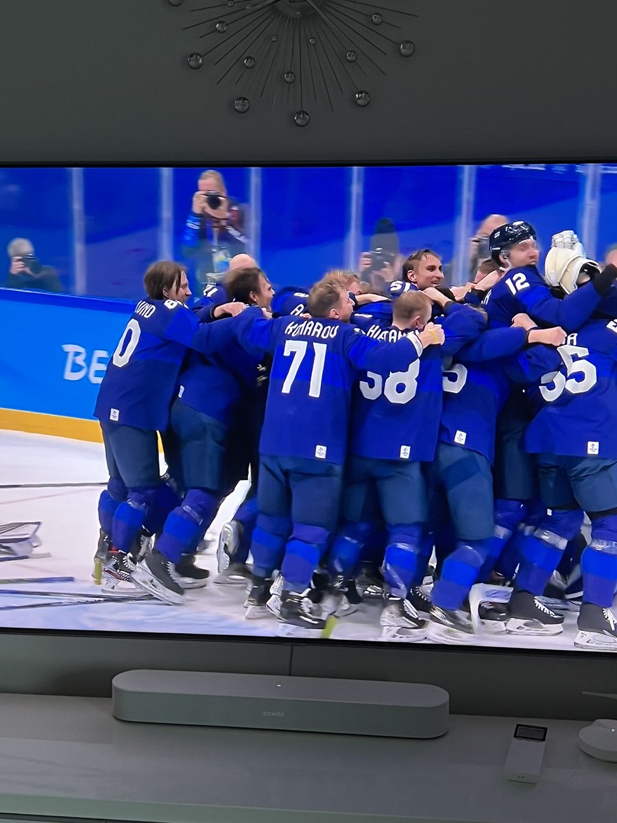 Suomiiiiiiiii 🇫🇮🇫🇮🇫🇮🇫🇮
Mörkö, pensseli-setä & co!!!
Poika saunoo🏆🏆🏆🏆 2-1 #suomellekultaa #Peking2022 #Leijonat #poikasaunoo #kiitosleijonat #kultamitalli #torillatavataan #maammelaulu