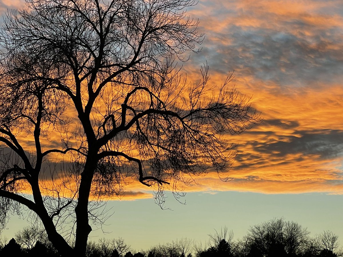 goavs925's tweet photo. Couple days late on posting these, but the sunset on Friday night was quite pretty. #cosunsets #thanksmothernature #coloradoskies #cowx https://t.co/YDayzQlasm