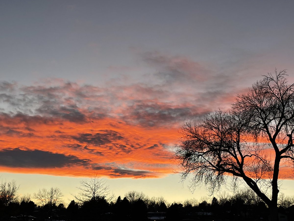 goavs925's tweet photo. Couple days late on posting these, but the sunset on Friday night was quite pretty. #cosunsets #thanksmothernature #coloradoskies #cowx https://t.co/YDayzQlasm