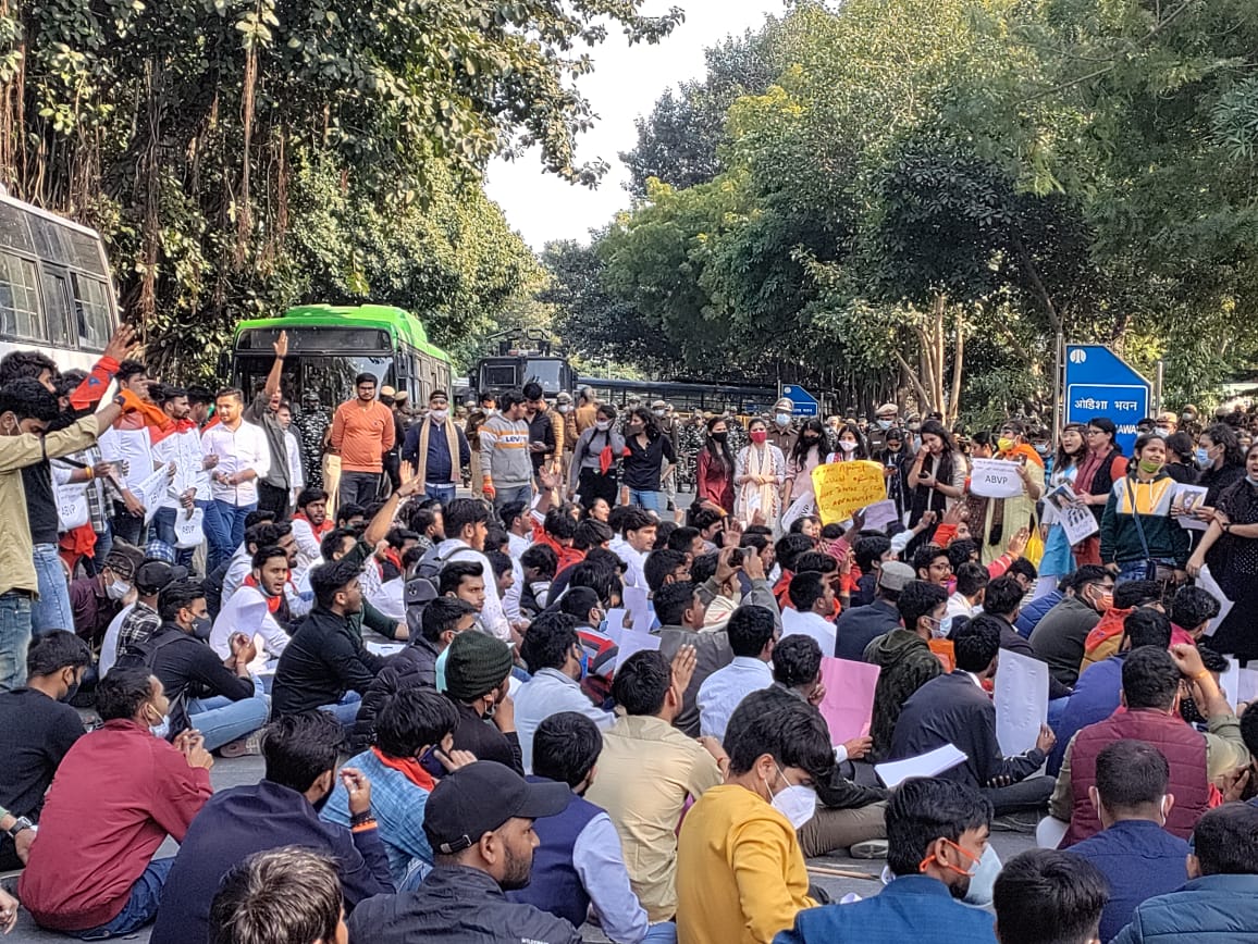 Students are protesting to #JusticeForLavanya but unmoved by the calls of students, DMK MLA Inigo Irudayaraj welcomed the accused Sagaya Mary out on bail which aggrieved the students for protest on Feb 14 outside the DMK Party Supremo - MK Stalin.

 #AntiStudentsDMK