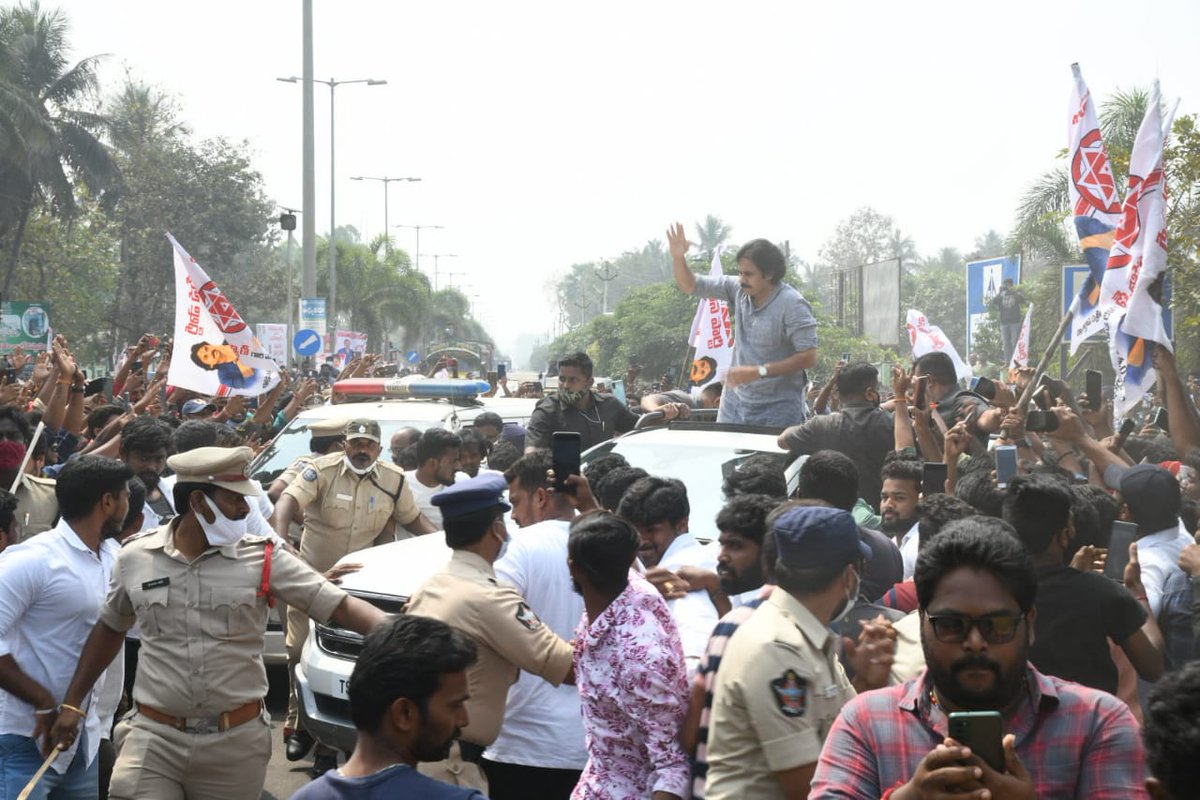 ysryse's tweet photo. మత్స్యకార అభ్యున్నతి సభలో పాల్గొనేందుకు రాజమహేంద్రవరం ఎయిర్ పోర్టుకు చేరుకున్న @JanaSenaParty అధినేత శ్రీ @PawanKalyan గారు.

#JSPForAP_Fisherman https://t.co/ZDq33PUIoj https://t.co/35x2Lu2l6U