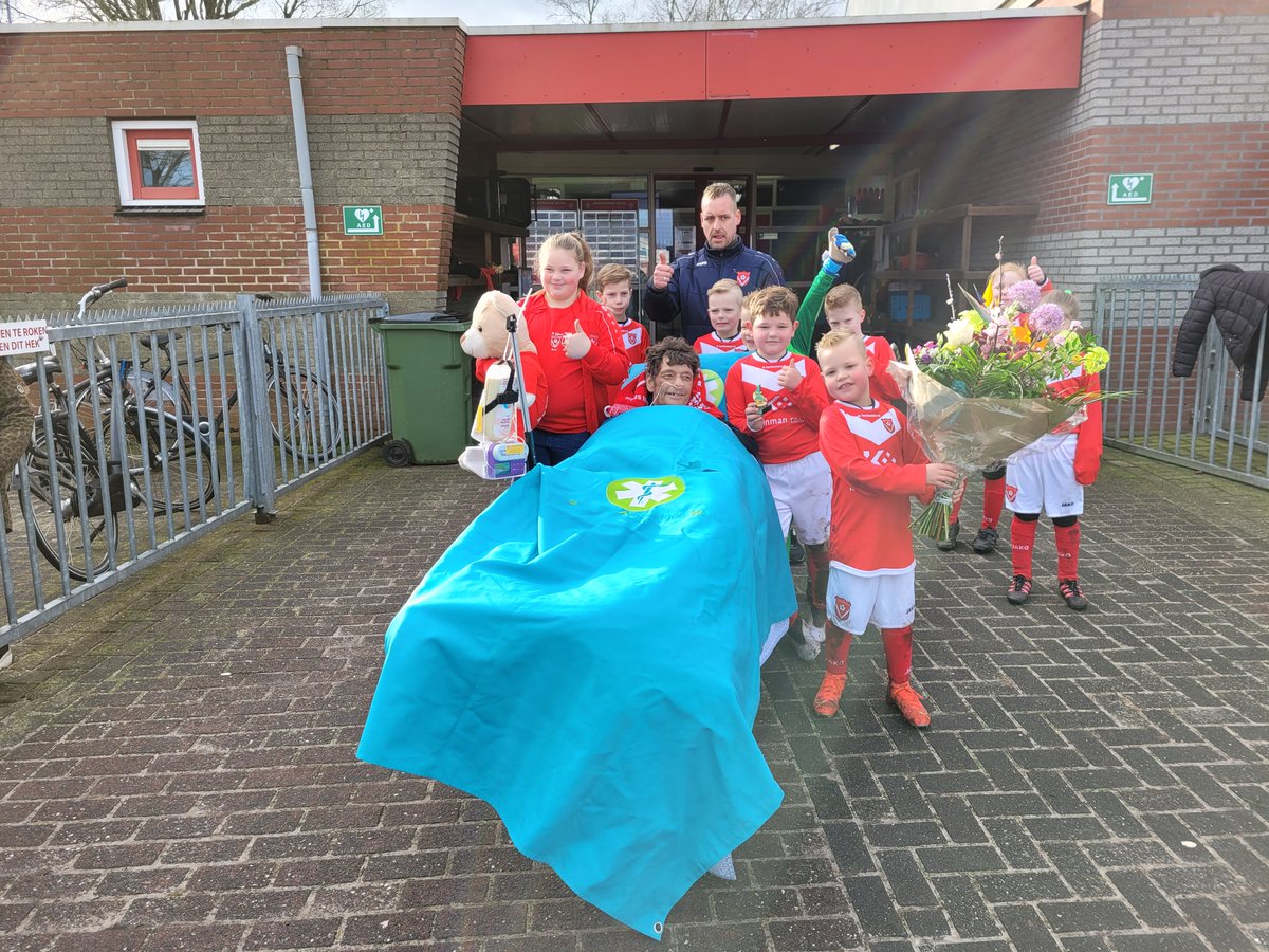 StAmbulancewens's tweet photo. Gisteren kon deze meneer toch nog zijn zoontje zien voetballen.

Vandaag mogen we 5 andere terminale patiënten helpen met een laatste wens. https://t.co/FrrrNFthVm
