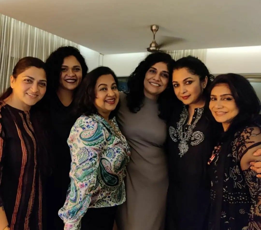 IdolRamyaK's tweet photo. The love that comes from friendship is the underlying facet of a happy life...... 💕💕💕

@meramyakrishnan @khushsundar  @realradikaa https://t.co/t1pq9HVctR