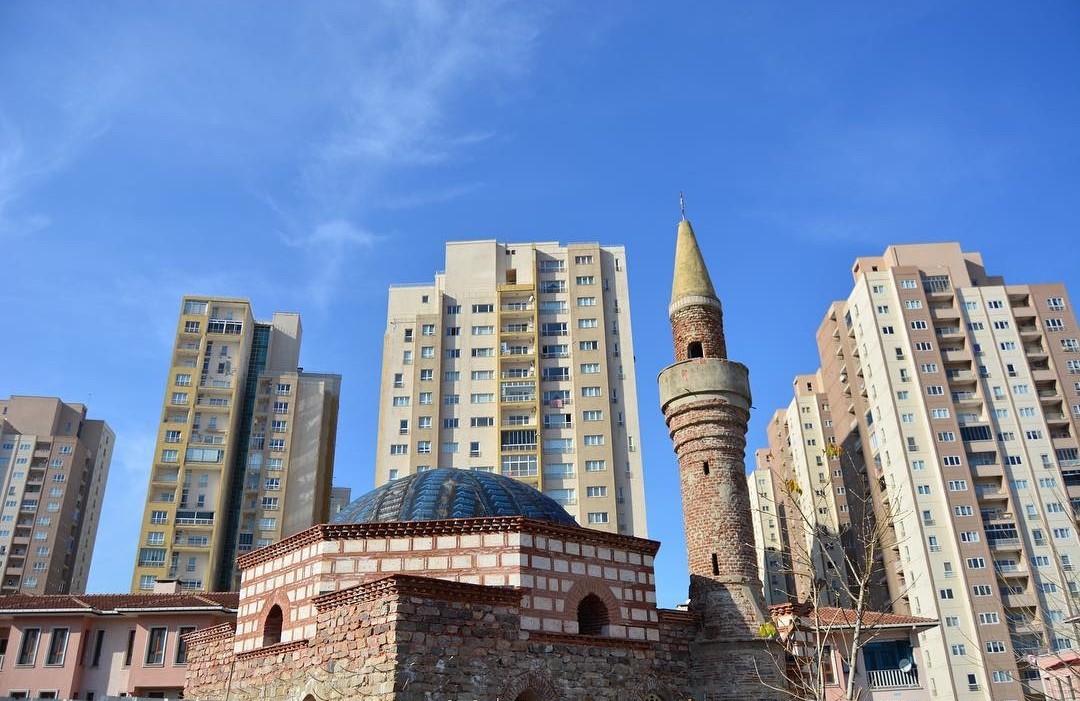 Şehri yıkarak güzelleştirmek eski Bursa'nın tek kurtuluşu. Kenti yönetenler umulur ki başka bir rantsal dönüşüme sebebiyet vermezler, biz de hatıralarımızı hatırlarız. Osman Gazi'nin şu sözü yetkililere öğüt olsun: "Gönül kerestesi ile Yenişehir yap/Bursa'yı da yık tekrar yap!"