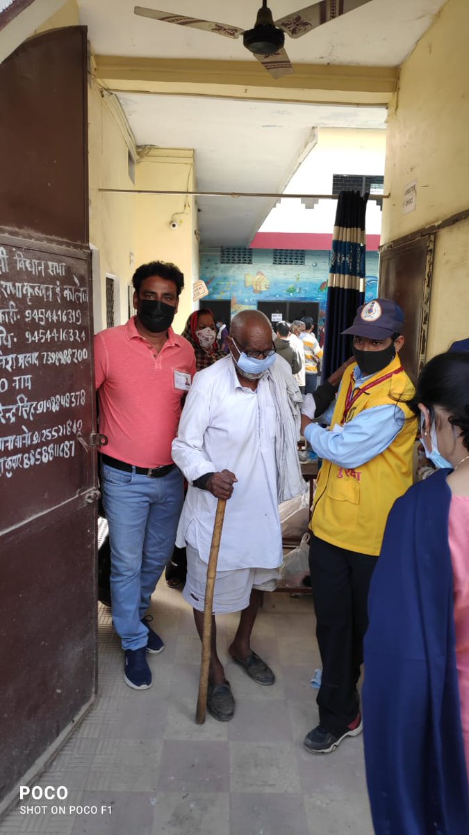 NareshSenwar's tweet photo. जिलाधिकारी नागरिक सुरक्षा कोर के आदेश अनुसार दिव्यांग एवं बुजुर्ग लोगों की सहायता करते हुए सिविल डिफेंस झांसी उत्तर प्रदेश https://t.co/gfit4cYyRr