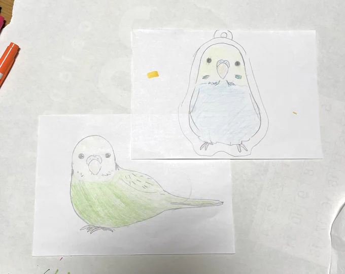 姪っ子がプラパン作りするっていうからインコの絵を私が描いてそれを姪っ子がなぞって出来上がったのが2枚目😆
下の透明の🐥はお試しで焼いたやつ😊お手製アクキー楽しいですね🤩 