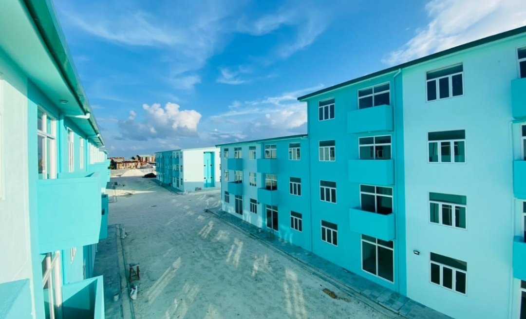 HassanImsad's tweet photo. ޅ. ނައިފަރުގައި ރައީސް @ibusolih ގެ ސަރުކާރުން އިމާރާތްކޮށްފައިވާ ފްލެޓްތަަކަށް ވަންނަ މީހުން ފުރަތަމަ ތިން މަހު ކުލި ދައްކަން ނުޖެހޭ ގޮތަށް ސަރުކާރުން ނިންމައިފި. #ހެޔޮވެރިކަން https://t.co/bZuj8V0ZrM