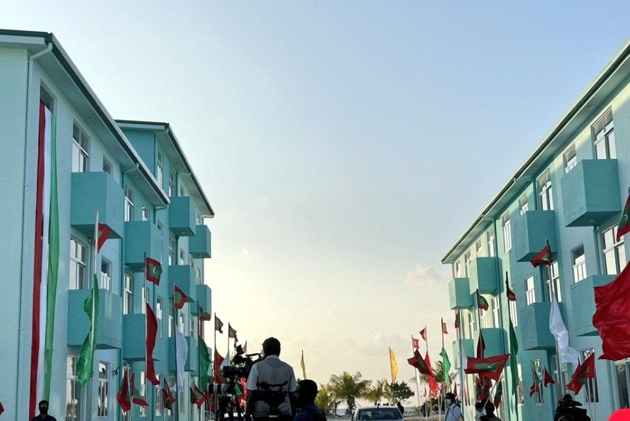 HassanImsad's tweet photo. ޅ. ނައިފަރުގައި ރައީސް @ibusolih ގެ ސަރުކާރުން އިމާރާތްކޮށްފައިވާ ފްލެޓްތަަކަށް ވަންނަ މީހުން ފުރަތަމަ ތިން މަހު ކުލި ދައްކަން ނުޖެހޭ ގޮތަށް ސަރުކާރުން ނިންމައިފި. #ހެޔޮވެރިކަން https://t.co/bZuj8V0ZrM