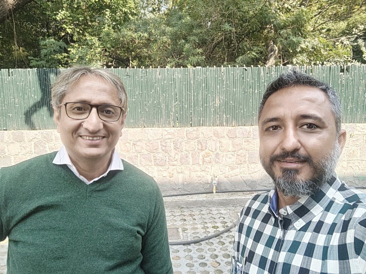 DocVatsa's tweet photo. इस मुस्कुराहट की गहराइयों में बीते अविस्मरणीय पल, चंद घंटे ... सहज, सरल, मनोरम, दिली ... धन्यवाद रवीश जी। https://t.co/L8Ng3mouUc