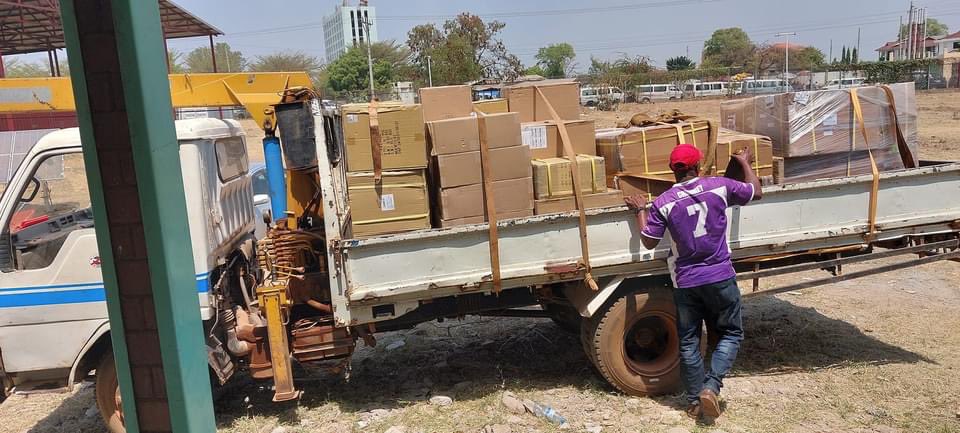 stempowerusa's tweet photo. Electronics consignment received via by STEMpower South Sudan as part of partnership with DHL &amp; SmartAID this afternoon.  We grateful for the good works STEMpower is doing in SubSaharan Africa and particularly in South Sudan. 

#STEMPowerSouthSudan
#InsideEveryChildIsAScientiest https://t.co/23O50spJuv