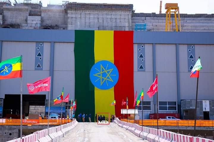 በምቀኞቻችን ጭንቅላት ላይ ቁጭ ብሎ፣ መሀሉን በብረሀን አፍክቶ፣ ተራራውን በፈገግታው ገርቶ አባይ ጉባ ሸለቆ ላይ፣ ታሪክ መሆን ጀምሯል። የብረሀኑ ገመገም የአፍሪካን ጨለማዎቸ ማስጨነቅ ጀምሯል። 
እንኳን ደስ አላችሁ አለን !