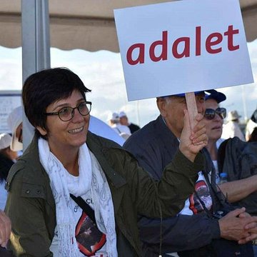 eha_medya's tweet photo. Çankaya Belediyesi'nde mimar olarak çalışan Mimarlar Odası Ankara Şube Başkanı Tezcan Karakuş Candan'ın, 7 sene 5 ay içerisinde sadece 60 defa işe gittiği ortaya çıktı. 

▪️Candan; bin 567 gün (4.5 yıla yakın) izin ve rapor izni kullandı. 

🔗https://t.co/3T8hoBIdX5 https://t.co/lWi1w3vmfh