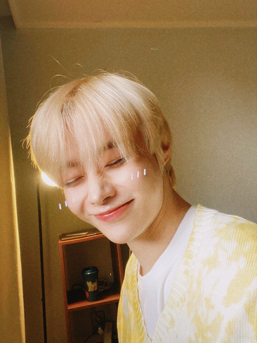 nununnanais's tweet photo. 아 미틴 이 셀카요졍 https://t.co/F8MmKAmODH