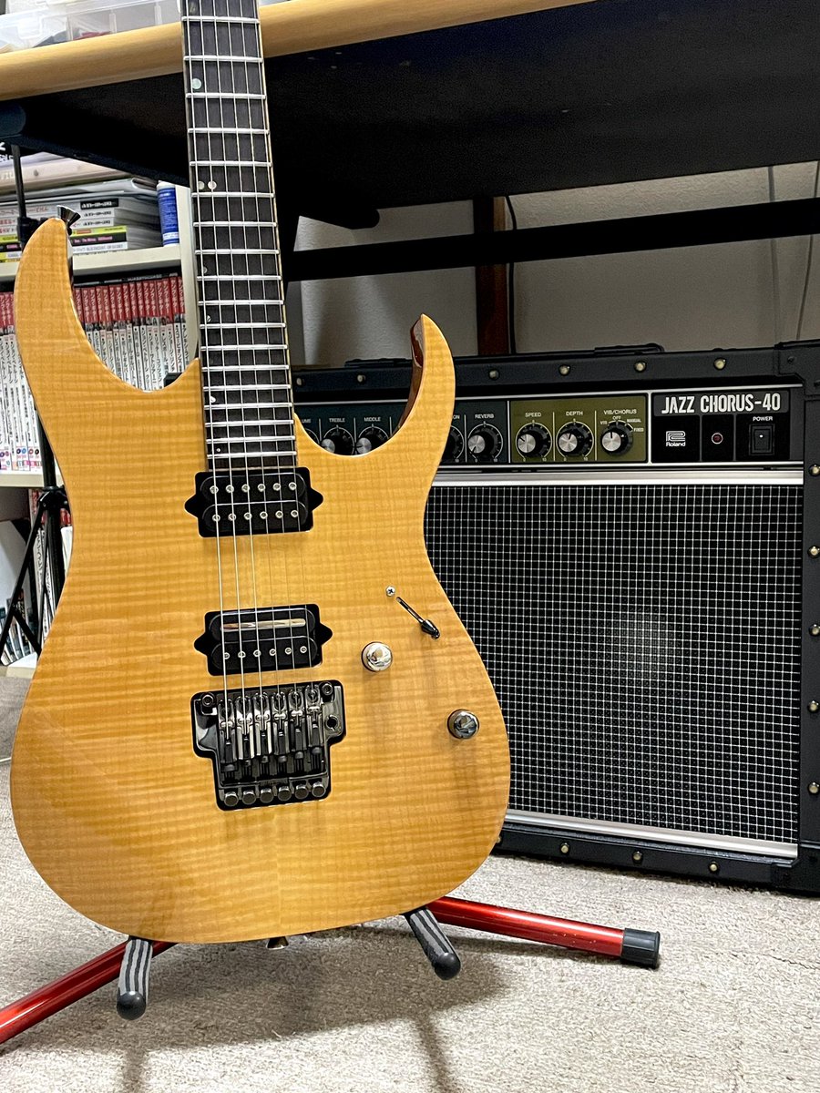 misojinoguitar3's tweet photo. いつもはHelixを使ったデジタル環境ですが、ギターのピックアップをいろいろ調整するために、久しぶりに実機アンプを使いました。ギタープロセッサーは便利だけど、やっぱりド定番のアンプは手放せないよね。
#Ibanez
#ギター
#Roland
#JC40
#アンプ https://t.co/uISY3QSJEt