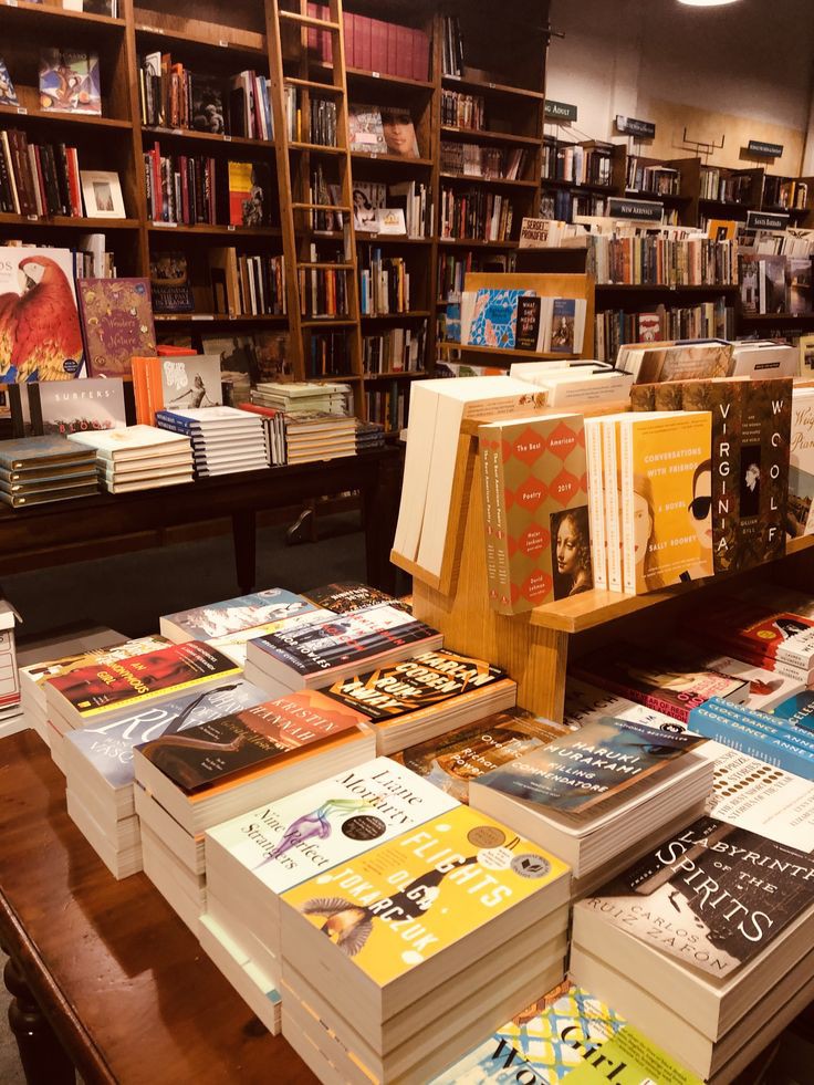 imnothere_12's tweet photo. ลูกหมาสามตัวในร้านหนังสือ 👋🏻 — @mercyvenice @feelcelticblue https://t.co/e1V0vYkhPl