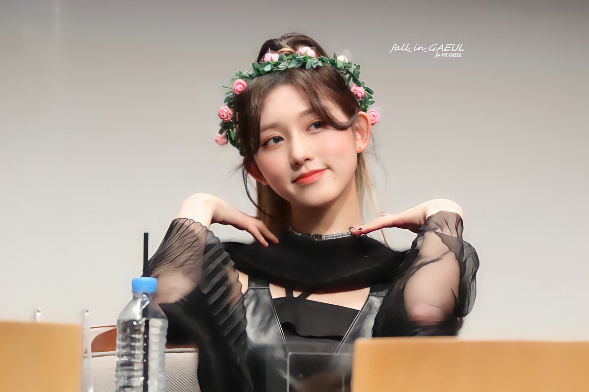 fall_in_gaeul's tweet photo. 211203 ktown4u fansign
warm tone better?
#IVE #GAEUL #가을 #김가을 #아이브 #ELVEN #IVE_ELVEN @IVEstarship @IVE_twt https://t.co/PUeeCc6Eih