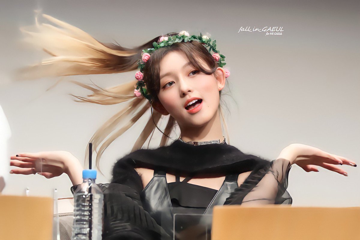 fall_in_gaeul's tweet photo. 211203 ktown4u fansign
warm tone better?
#IVE #GAEUL #가을 #김가을 #아이브 #ELVEN #IVE_ELVEN @IVEstarship @IVE_twt https://t.co/PUeeCc6Eih