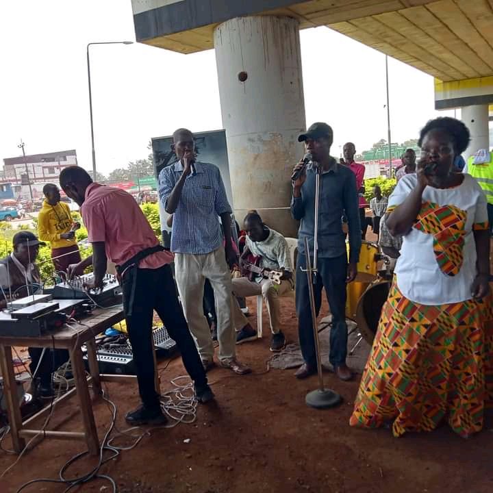 #Worlddayofsocialjustice2022 
When a Liberation tune comes at the right time in between the sessions.....you have to dance and dance !
Live at Kondele Roundabout now!
<a href="/UhaiWetu/">Social Justice Centres Working Group</a> <a href="/social_wg/">Social Justice Centers WG- Western Chapter</a> <a href="/CMKodhek/">Tosh</a> <a href="/HappyLifeCBO10/">Happy Life For Development CBO</a> <a href="/SamsonOnditi12/">Cde Samson Onditi</a>