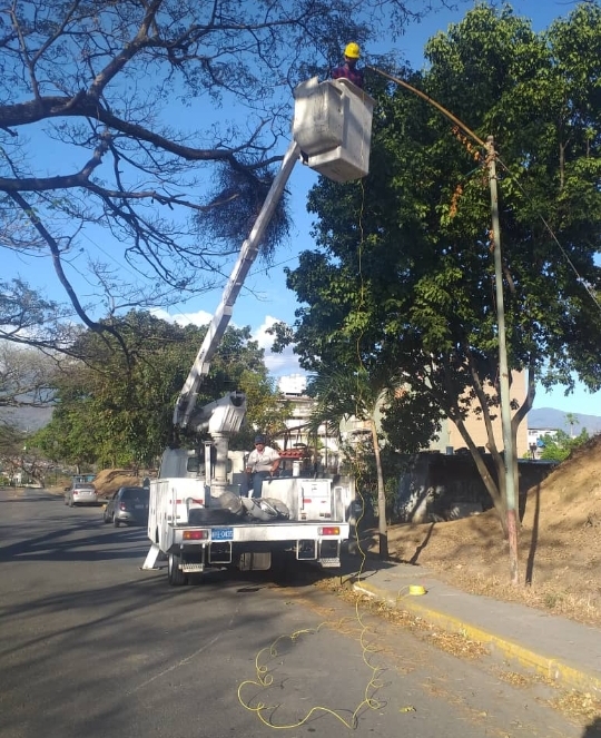 CorpoelecInfo's tweet photo. ⚡𝕄𝕚𝕣𝕒𝕟𝕕𝕒⚡

Como parte del Plan de Iluminación de Vías Expresas, #Corpoelec y la Alcaldía del municipio Plaza instalaron 17 lámparas LED de 200 W en la avenida principal de la urbanización Vicente Emilio Sojo de Guarenas, en sustitución de luminarias con vapor de sodio. https://t.co/XkXDlIQ3gC