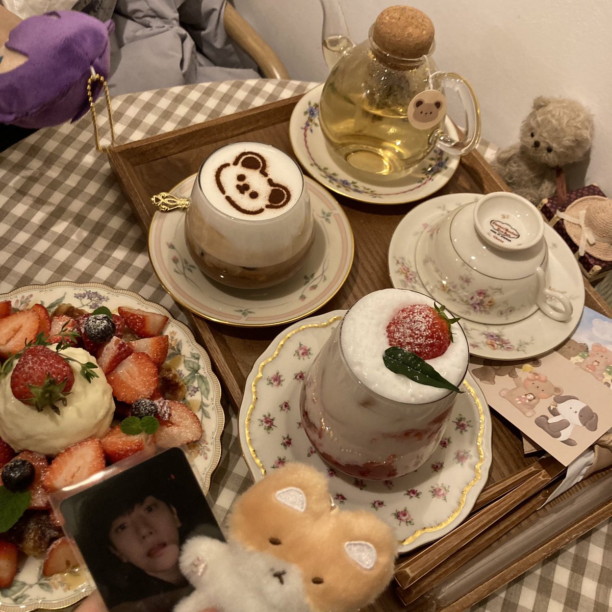 #백현이를_위한_맛집투어
🤍 부산 광안리 투비해피 🤍

딸기 크로플 진짜 맛있고... 카페 너무 귀엽고...