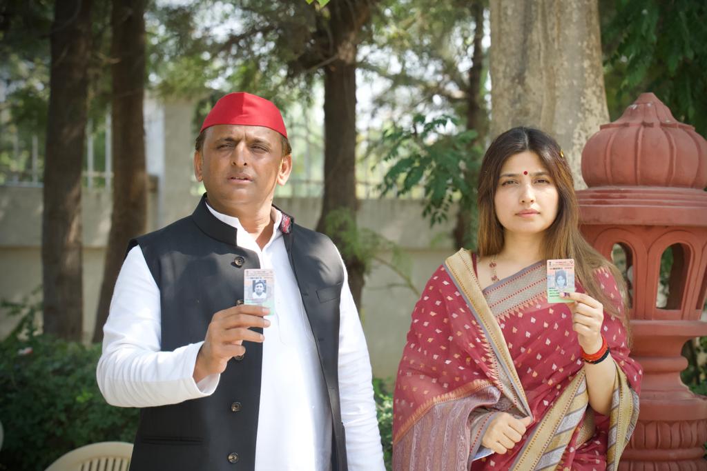 samajwadiparty's tweet photo. माननीय राष्ट्रीय अध्यक्ष श्री अखिलेश यादव जी व पूर्व सांसद श्रीमती डिंपल यादव जी ने प्रदेश की तरक्की और खुशहाली के लिए मतदान किया। सभी मतदाताओं से अपील है कि अपने मताधिकार का अवश्य प्रयोग करें। https://t.co/9g9z5odyUP