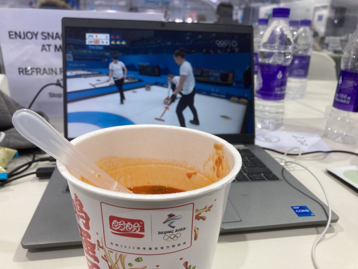 th_esser's tweet photo. Letzter Tag bei den #Winterspielen - endlich Zeit für #Curling und Nudelsuppe Nr. 13 // #olympics #beijing22 #dpareporter ⁦@dpa_sport⁩ ⁦@dpa⁩ https://t.co/XQdMKEitFu
