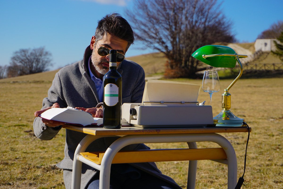 It's #TanninTime Amnesia 2020 Gavi DOCG Winecage
Digital nomadism or simply a photo❓ In my case the correct answer is the second because my work does not allow geographical and temporal freedom. But it’s really nice to be free to live and work anywhere❗❓