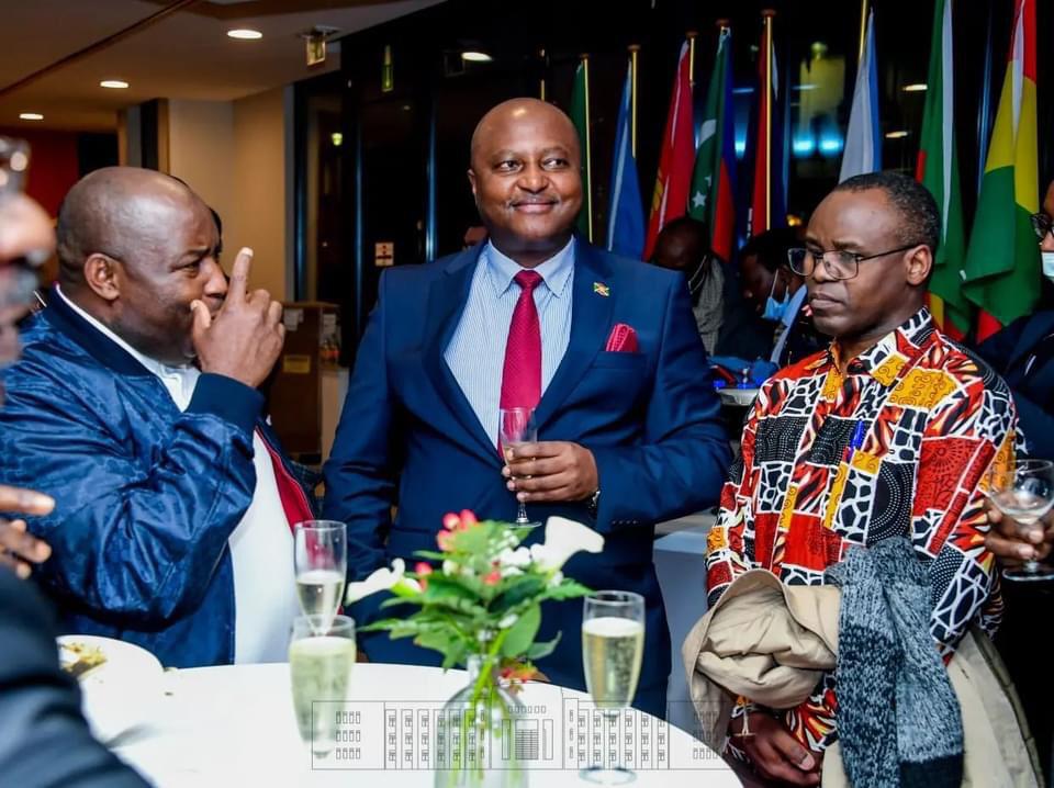Eliachim2's tweet photo. Umwungere mwiza @GeneralNeva yegeranya intama ziwe akaziyobora, asanze nimwe yazimiye ntabura kuja kuyirondera mpaka nayone ayizane. #Burundi https://t.co/Wg59mOMcty