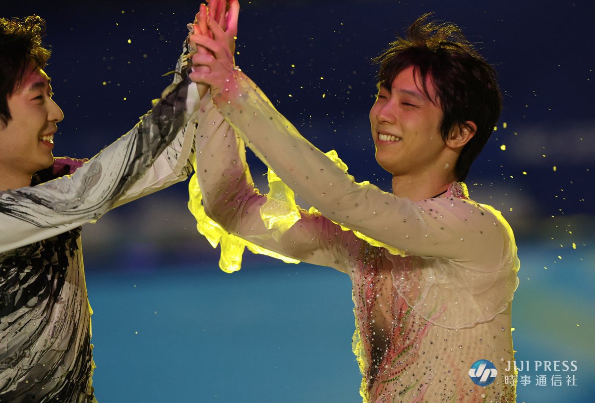 toeloopaxel's tweet photo. so so so happy to see that yuzuru had so much fun at the olympic gala 😩😭❤️ https://t.co/YMVR0mcpza