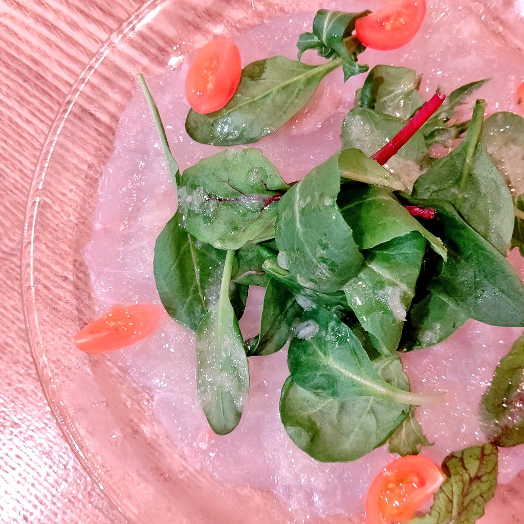 ビストロtoraya 北海道産 天然ヒラメのカルパッチョ 身は惜しみ無く 厚く切ったにもかかわらず 美しく透き通るヒラメ 自家製レモンドレッシングで 爽やかにお召し上がりいただけます 夜はカラスミ かけちゃおうかなぁ ビストロtoraya 板橋区