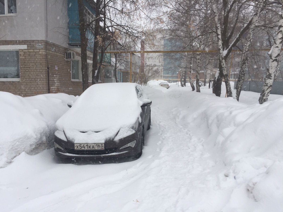 krashenin_va's tweet photo. @nat_romanova1 @Volzhsky_adm @Sh389214661 Нет технической возможности из-за припаркованного личного транспорта. Просим Вас убрать машины и сообщить об этом. https://t.co/MnEw1Dm3yh