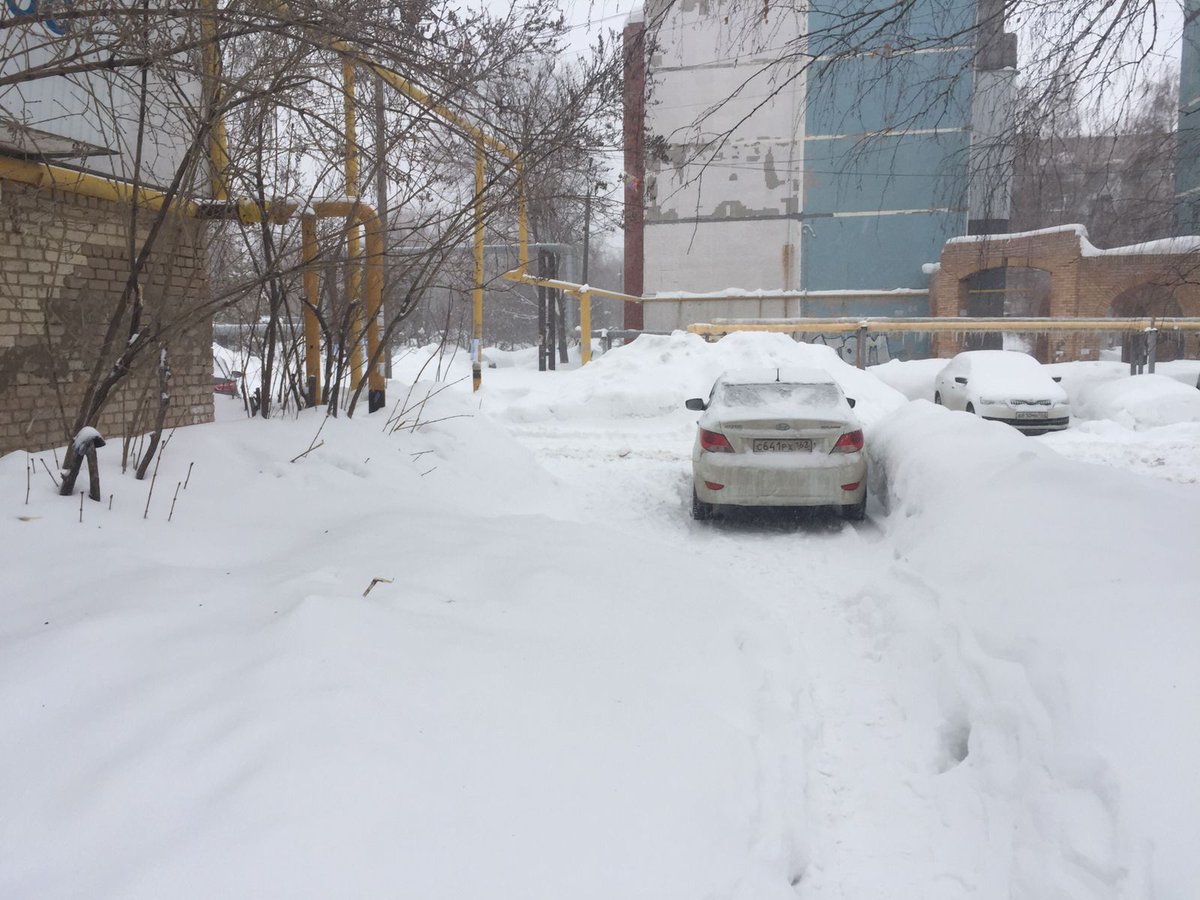 krashenin_va's tweet photo. @nat_romanova1 @Volzhsky_adm @Sh389214661 Нет технической возможности из-за припаркованного личного транспорта. Просим Вас убрать машины и сообщить об этом. https://t.co/MnEw1Dm3yh