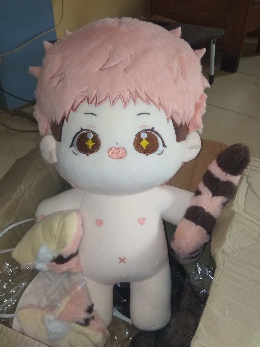 bucinAhjussi's tweet photo. Aaaakk Sihu Yuuji segemes itu Doong!! Bener" gede bahkan lebih gede dari Chitari 40cm
Ga nyesel sih bener" peluk able dan gemesin huhu 😭😭❤️❤️
Thank u ka @caxiaco @chocoveee Udah bantu anak raksasa ini pulaang
Maapin masi belum punya baju, bajunya belum dateng huhu 😂 https://t.co/X18S6X0iKe