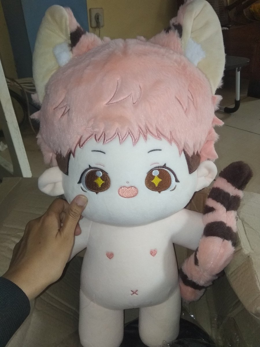 bucinAhjussi's tweet photo. Aaaakk Sihu Yuuji segemes itu Doong!! Bener" gede bahkan lebih gede dari Chitari 40cm
Ga nyesel sih bener" peluk able dan gemesin huhu 😭😭❤️❤️
Thank u ka @caxiaco @chocoveee Udah bantu anak raksasa ini pulaang
Maapin masi belum punya baju, bajunya belum dateng huhu 😂 https://t.co/X18S6X0iKe