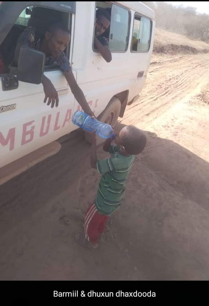 Somaligalbed77's tweet photo. Madaxwaynaha @Mustafe_M_Omer 
Waxaan ugu baaqaynaa in uu dagma walba ku amro in ay biyaha gaadhsiiyaan meelaha daran.
Halkan waa #Dhuxun
Allaah Abaaraha haynaga soojabiyo.
@UNICEF @UN https://t.co/WUB8TCYy31