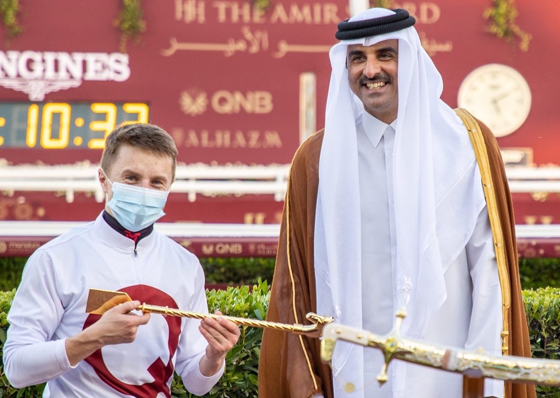 TomMarquand's tweet photo. A great week in Qatar once again having two winners aboard Kadupul and Thunderstone for @Alwasmiyahstud 🏆
•
It was an honour to be presented the winning trophy by H.H. the Amir Sheikh Tamim Bin Hamad Al Thani 🇶🇦 https://t.co/bFAxR4RBpy