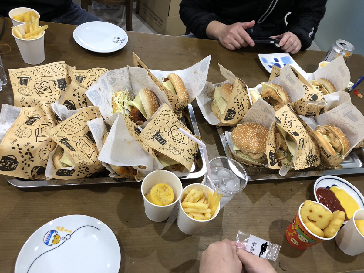 abarenbou111's tweet photo. 無性にハンバーガー食べたくなったから、お昼はリアルハンバーガー屋さんごっこ(笑)
三男坊に店員さん役してもらいお手伝いしてもらった(^^)
私はひたすらハンバーガー16個を調理(笑)
メニュー
チーズハンバーガー
カツ竜田チーズハンバーガー
チキンナゲット
ポテト
以上(爆)
#手作りハンバーガー https://t.co/jzqrzeuBOd