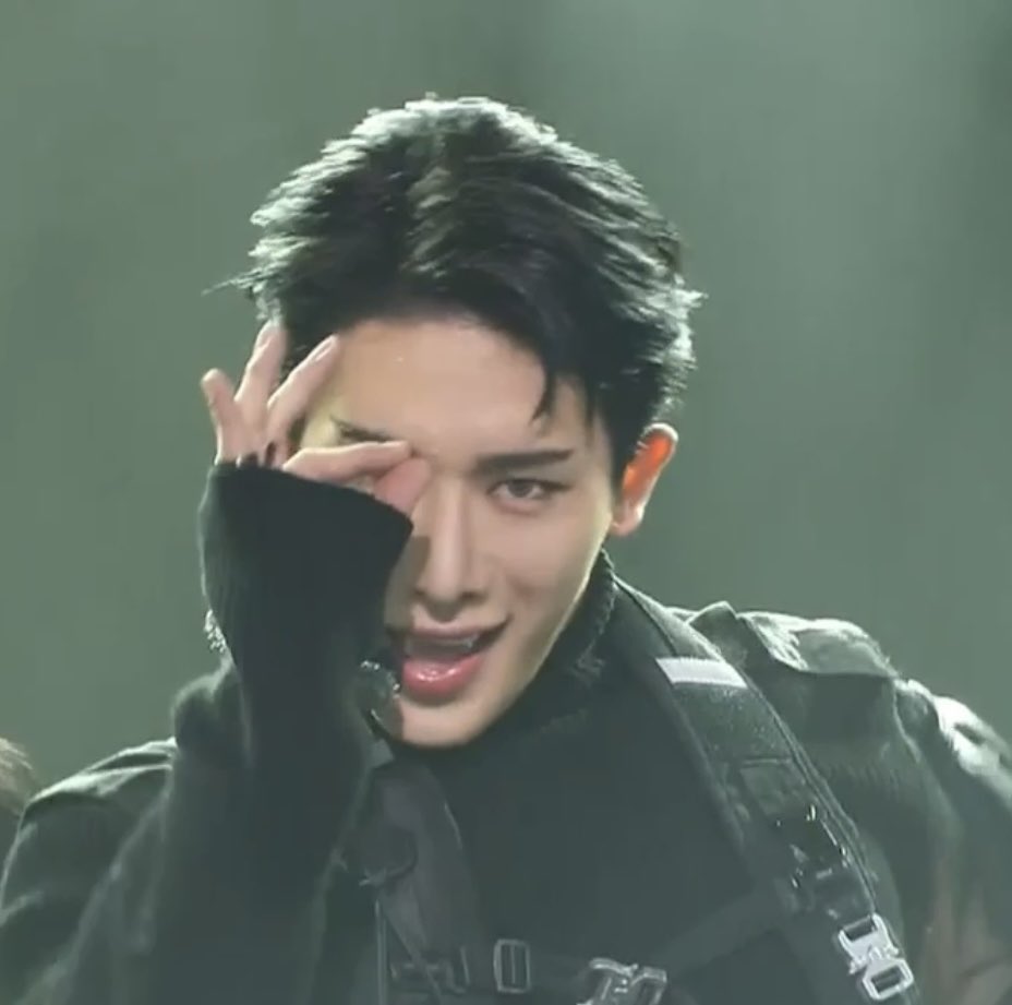 molly_madd's tweet photo. Wonho looks like he’s ready to tear out your soul❤️‍🔥

#WONHO #원호 
#WONHO_EYEONYOU 
#WONHO_OBSESSION 
@official__wonho https://t.co/7eS4o0pPAZ