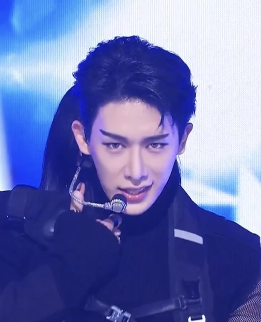 molly_madd's tweet photo. Wonho looks like he’s ready to tear out your soul❤️‍🔥

#WONHO #원호 
#WONHO_EYEONYOU 
#WONHO_OBSESSION 
@official__wonho https://t.co/7eS4o0pPAZ