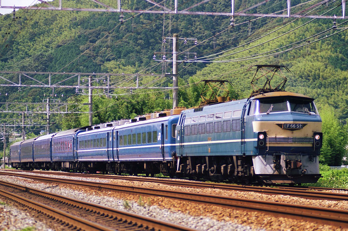 UnCW6Jp7GysFCHH's tweet photo. こんにちは。
昔は、西の臨時ブルトレは、下関65&amp;66の共通運用だったので、どっちで来るか楽しみのひとつでもありました‼️😆
この『彗星81・82号』も14系15型+14系ハザと編成も独特で、しかし臨時の為HMが無かったのが残念でした。
8042レ 彗星82号の記録です。 https://t.co/PChnXh4Qrj
