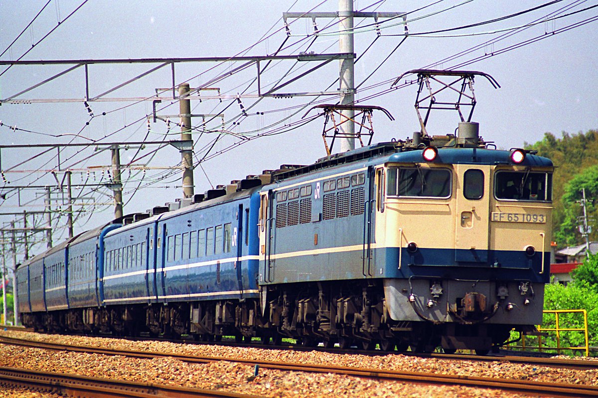 UnCW6Jp7GysFCHH's tweet photo. こんにちは。
昔は、西の臨時ブルトレは、下関65&amp;66の共通運用だったので、どっちで来るか楽しみのひとつでもありました‼️😆
この『彗星81・82号』も14系15型+14系ハザと編成も独特で、しかし臨時の為HMが無かったのが残念でした。
8042レ 彗星82号の記録です。 https://t.co/PChnXh4Qrj