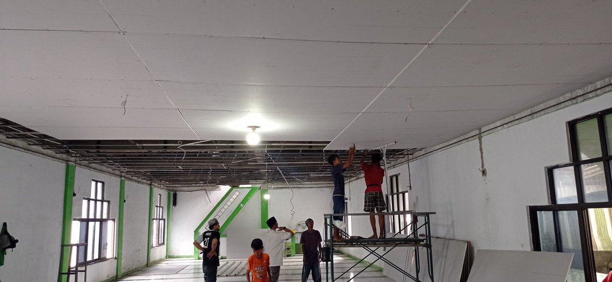 rahadian's tweet photo. Renovasi masjid AT TAUBAH masih berlangsung dan masih membutuhkan banyak dana utk perbaikan yg lainnya seperti toilet, toren air, sanitasi,dll. Infaq melalui rek BSI no rek 7181129934 a/n MASJID AT TAUBAH 
https://t.co/xwTFqOuHSo
@aniesbaswedan 
@SahabatAnies 
@Persija_Jkt https://t.co/pcENBhTuyU
