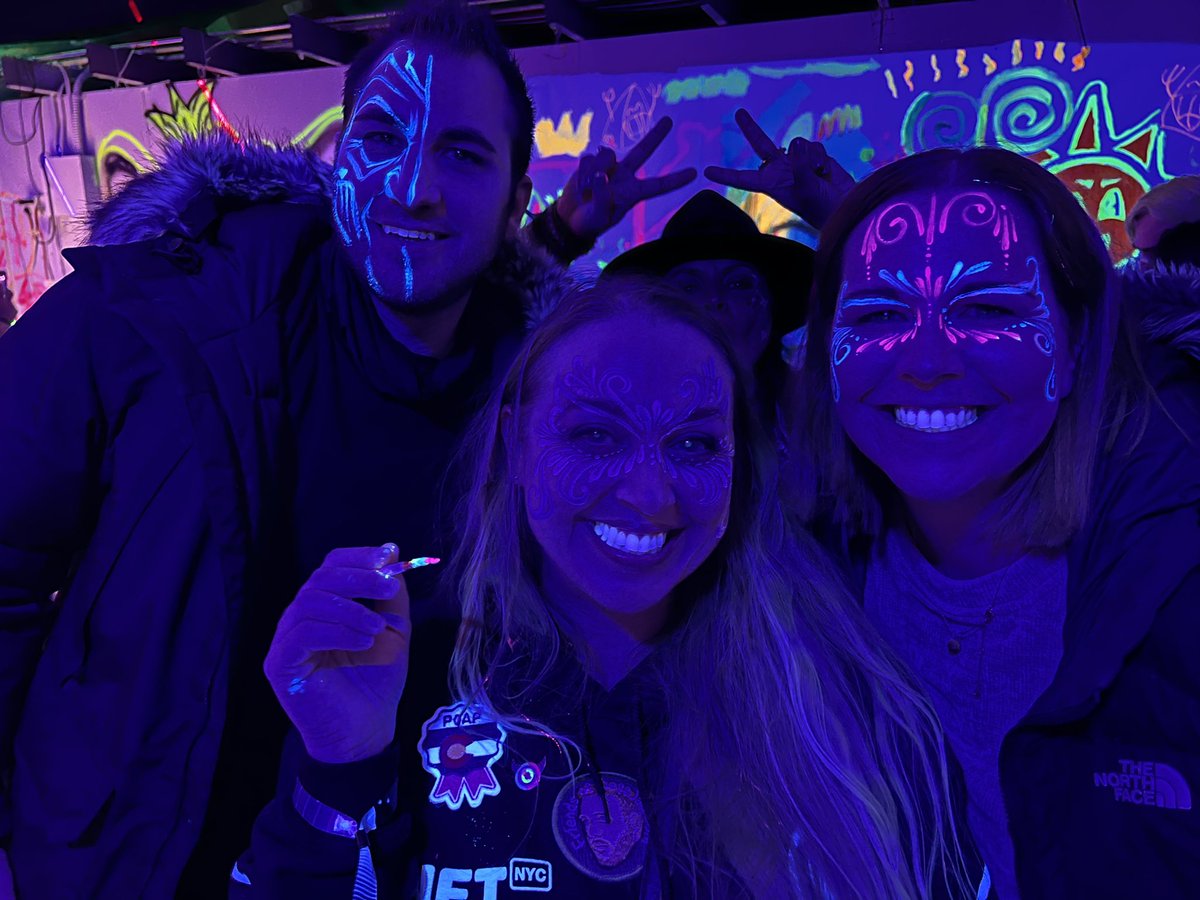 NFT_Interiors's tweet photo. @sculpturings doing some dope face painting for @Collr_co and I at the @PaperHandsGame Party in ETH Denver. ✨#nfts #WomenInNFTs https://t.co/5hI0WowgdM