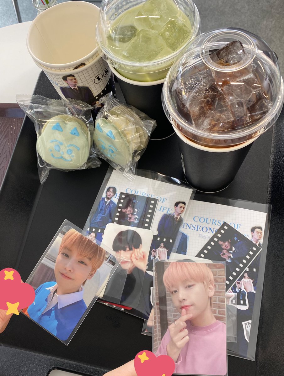 kkuri_0825's tweet photo. #데일리덕 #인성이와_나눈_시간 
카페 분위기도 내부도 모두모두 인성이로 채워져 있었어요:) 특전들도 하나같이 아기자기..🥺 넘무넘무 행벅햇던 시간이엿습니당..💗💗 카페 열어주셔서 감사드려요🤍 https://t.co/r1ucaiCSwR