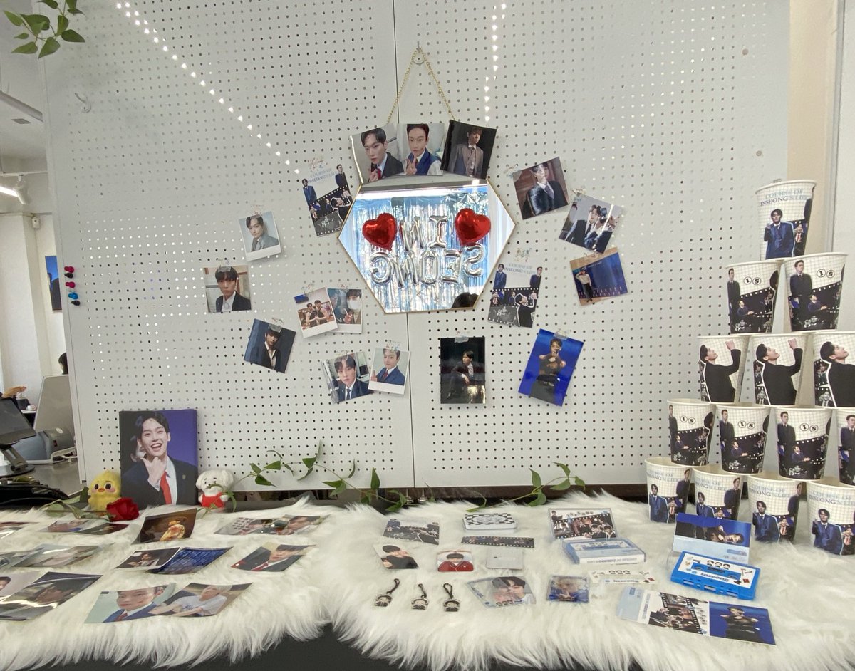 kkuri_0825's tweet photo. #데일리덕 #인성이와_나눈_시간 
카페 분위기도 내부도 모두모두 인성이로 채워져 있었어요:) 특전들도 하나같이 아기자기..🥺 넘무넘무 행벅햇던 시간이엿습니당..💗💗 카페 열어주셔서 감사드려요🤍 https://t.co/r1ucaiCSwR