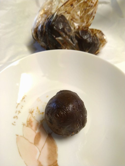 メイナンさんでの戦果。定番の物に加え、初めて見る「菊芋の赤味噌漬け」なる物を買って来た。薄切りを勧められたけど、歯応えが出る感じに。これは酒に合(゜д゜)ウマー! ただし、見た目はアレな感じ…(汗) チーズは先日の安売りの際に買っておいた物。(゜д゜)ンマーイ! 