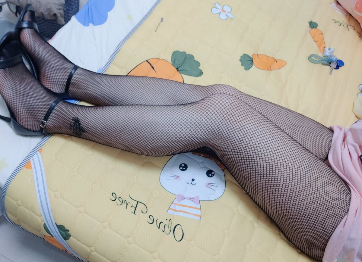 身为一个媚黑伪娘，要时刻将自己最性感的一面展示给黑爹，黑桃纹身一定要清晰地展示出来，这样黑爹才会喜欢~~~ 媚黑