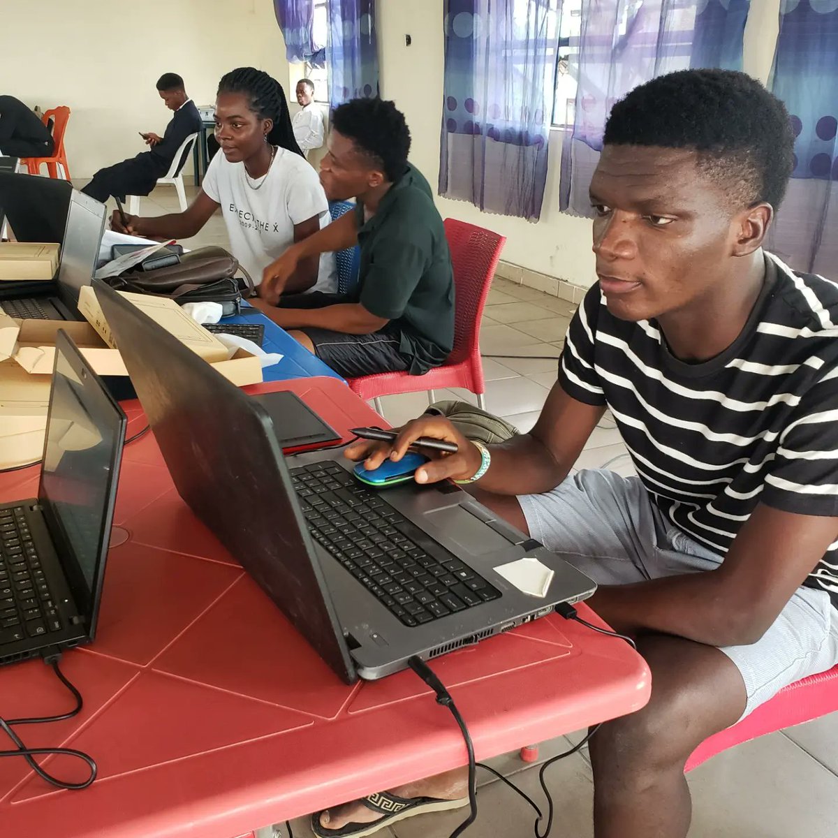 college_app_'s tweet photo. 9th of February ⏰ it's was a beautiful 🚀 experience 🚏with our 3rd batch of tutors 👨‍🏫 been trained ✍🏿 on how to install 📲and set up 📐our recording software 💻
#playmycourse
#college app
#edtech
#teranext https://t.co/JVmrSjADmW