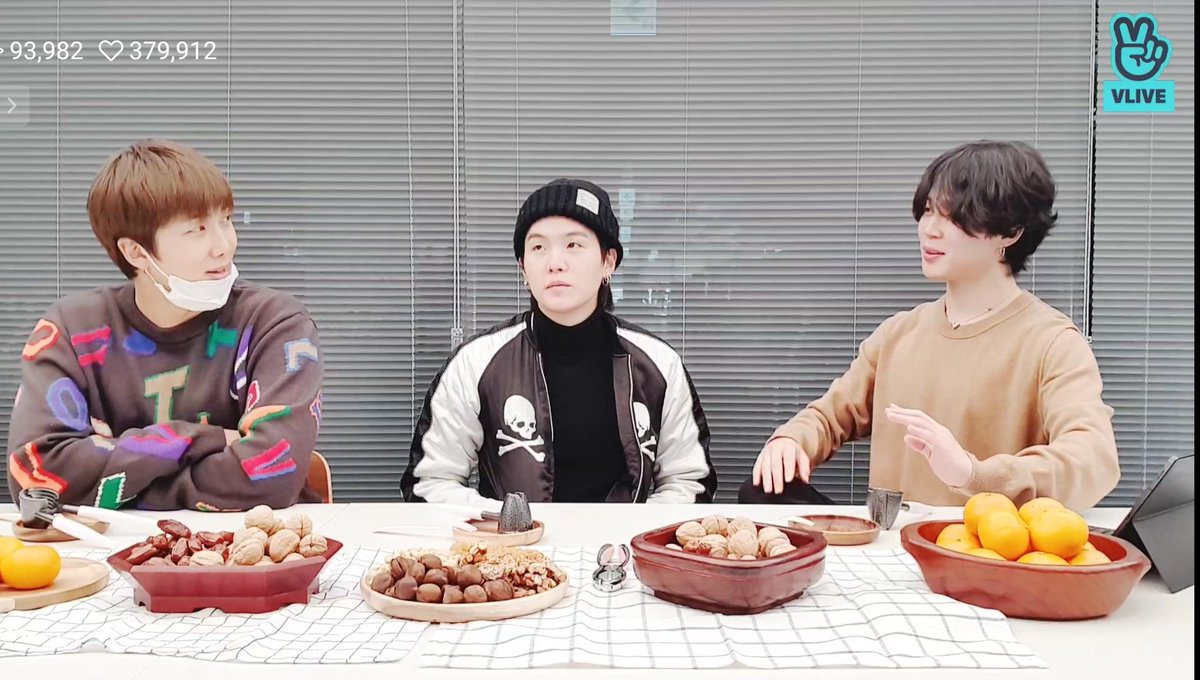 dlwlrmajk7's tweet image. Por si te lo perdiste aquí el resumen de Traducción del Vlive de Namjoon, Yoongi y Jimin ⬇️

• El Vlive se llama "Nueces Crujientes"
• 🐨 Dijo que las Nueces son muy populares en US
• 🐱 Dijo que rompió una nuez una vez cuando era más joven